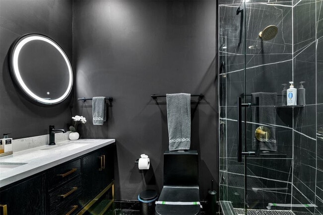 Building Photo - 319 S Riverside Dr