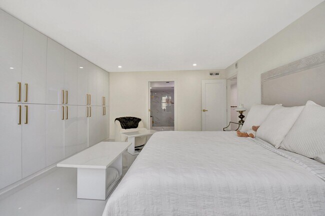 Building Photo - 5440 N Ocean Dr