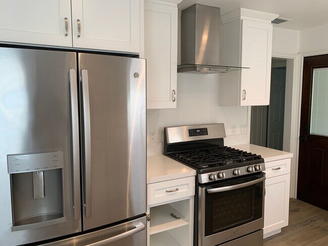 Building Photo - Charming 3+1 Canyon Country Cutie Nestled in the Hills!