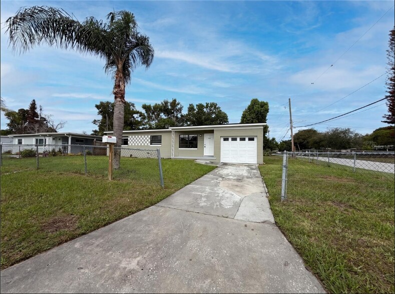 Building Photo - 702 S Solandra Dr