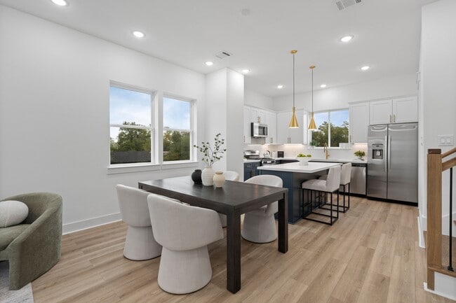 Building Photo - 717 Janisch Rd