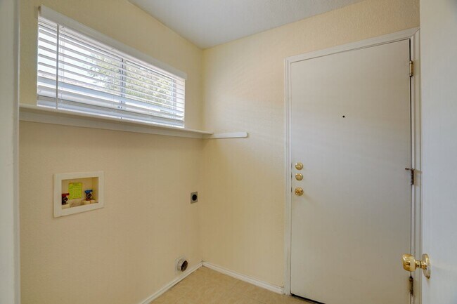 Building Photo - 17202 Ardisia Dr