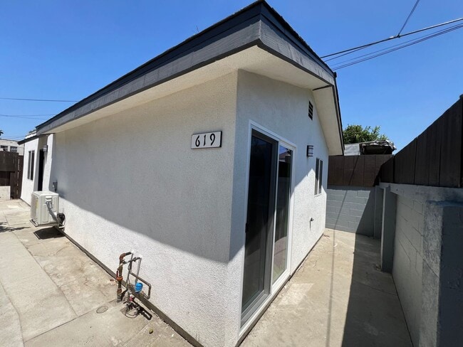 Building Photo - 617 W 51st St