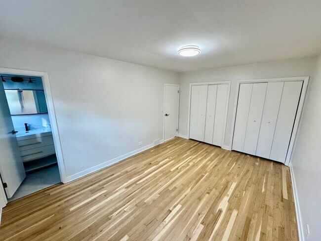 Building Photo - 171 E Van Buren St