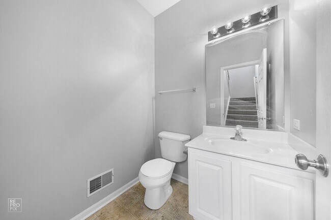 Building Photo - Very Nice and Spacious 2 Bedroom / 2.5 Bat...