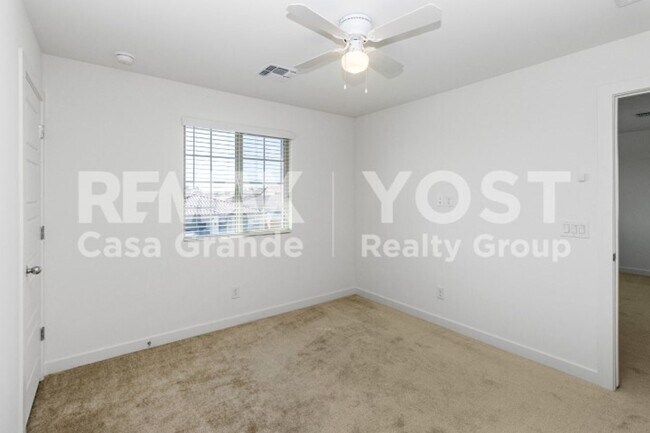 Building Photo - Big Space, Big Backyard, Big Move in special!