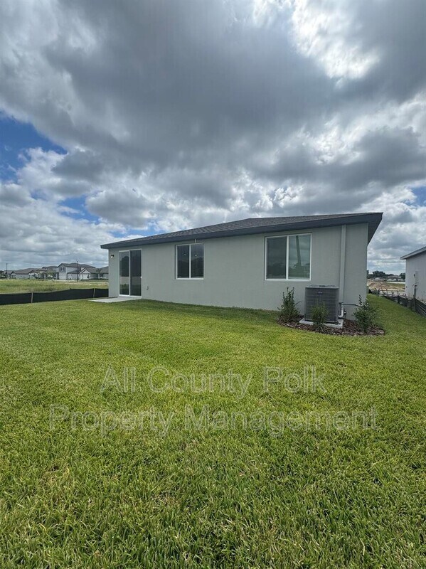 Building Photo - 2061 Rosewood Dr