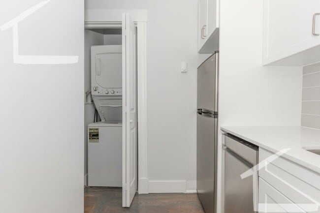 Building Photo - Avl 6/1- Renovated 2BR on Park Drive w/d in unit!