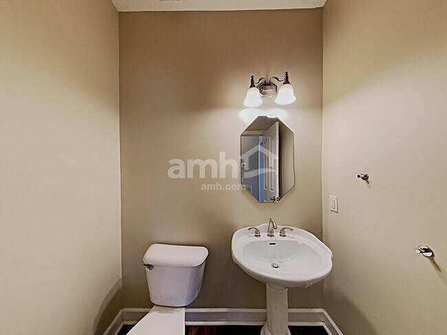 Building Photo - 3129 Jenkins Dr