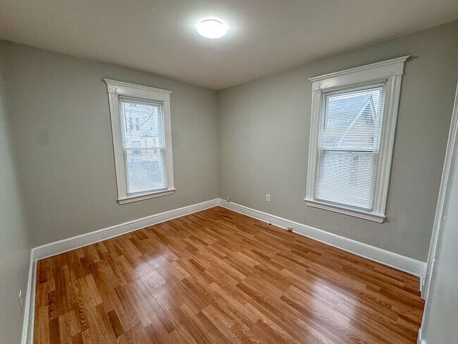 Building Photo - 318-320 Howard Ave