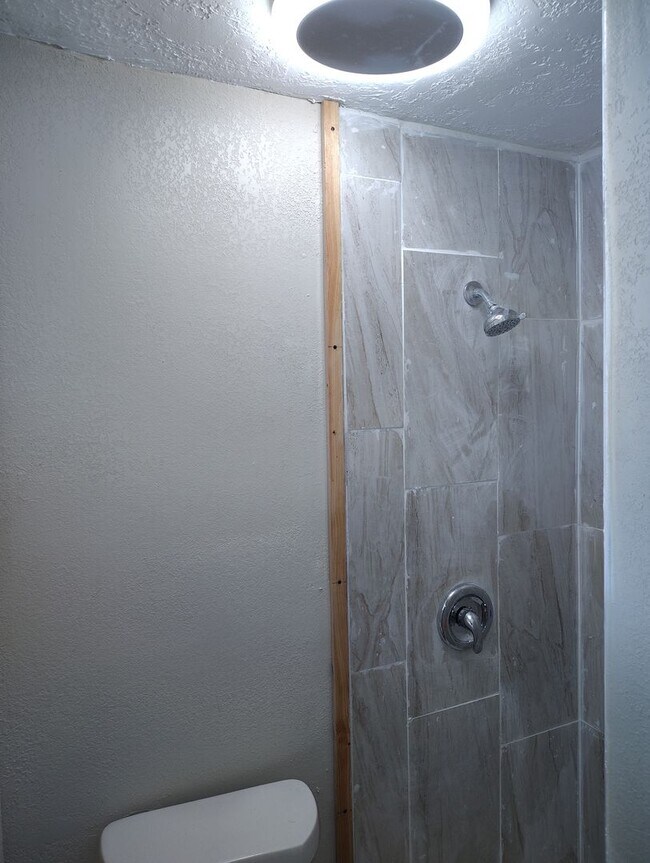 Building Photo - Available for Immediate Move - 1 Bed 1 Bath - Utilities included OPEN HOUSE 05/09/26 12-2