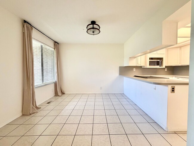 Building Photo - 8758 Oak Park Cir