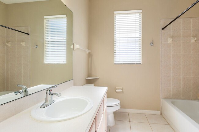 Building Photo - PRISTINE 3/2 one story home in Errol Estates!