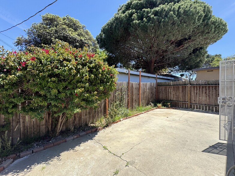 Building Photo - 2321 W Carson St