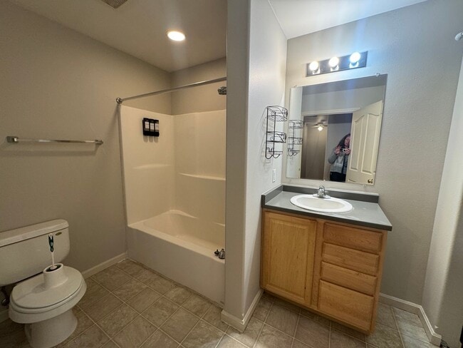 Building Photo - 2 story 3 bd 1.5 bath townhouse in Lavelle...