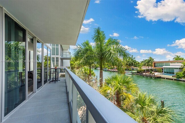 Building Photo - 9940 W Bay Harbor Dr
