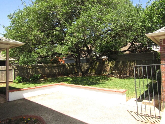 Building Photo - 6106 John Chisum Ln
