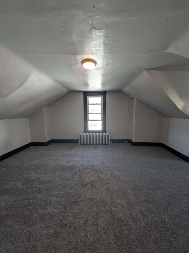 Building Photo - Newly Updated 3 bedroom in Carrick! Section 8 is considered