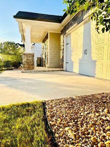 Building Photo - 4829 Dufour Dr