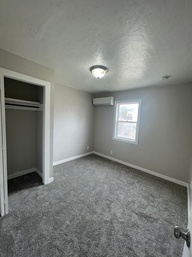 Building Photo - Cozy 2-Bedroom with Modern Updates