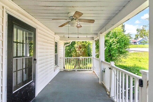 Building Photo - 3008 Lakeshore Dr