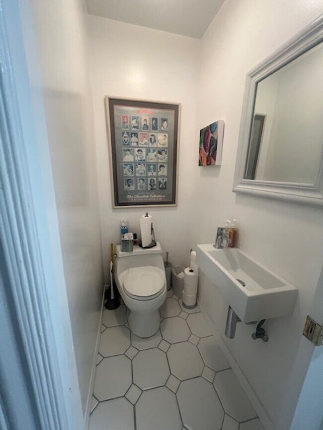 Building Photo - Beautiful One Level, 3 Bedroom, 3 Bathroom Tarzana Pool Home for Lease!