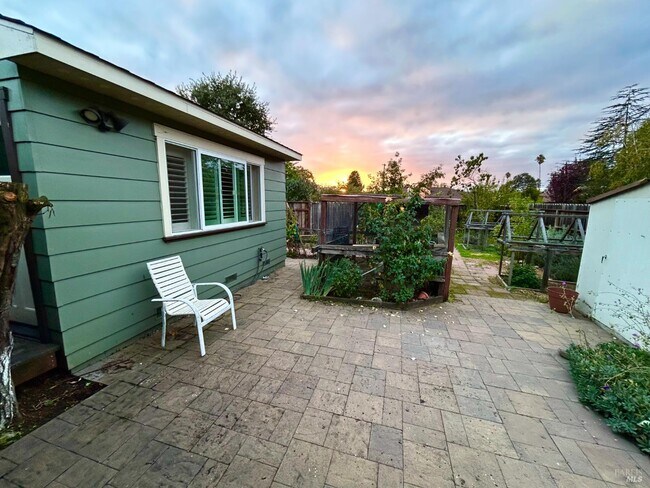 Building Photo - 216 Hampton Ct