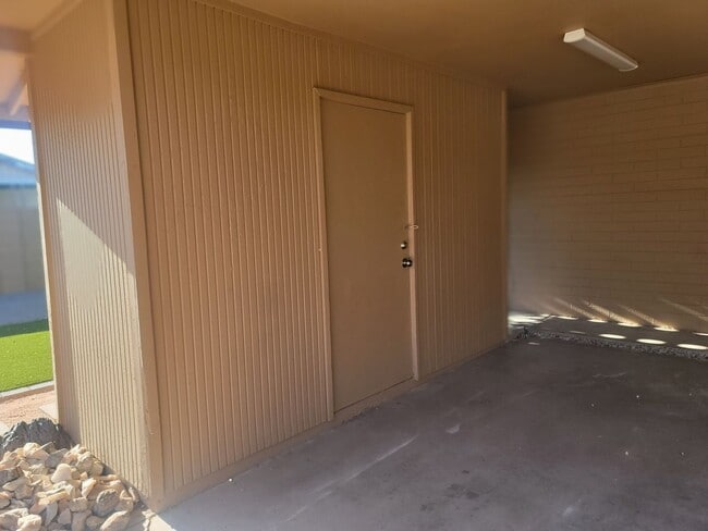 Building Photo - 4819 E Cambridge Ave