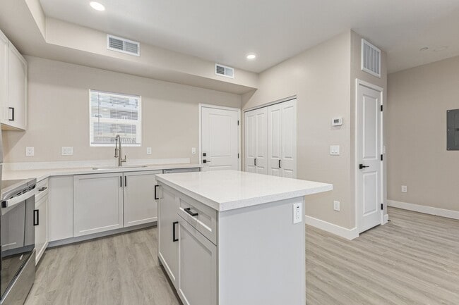 Building Photo - 1435 E Taylor St