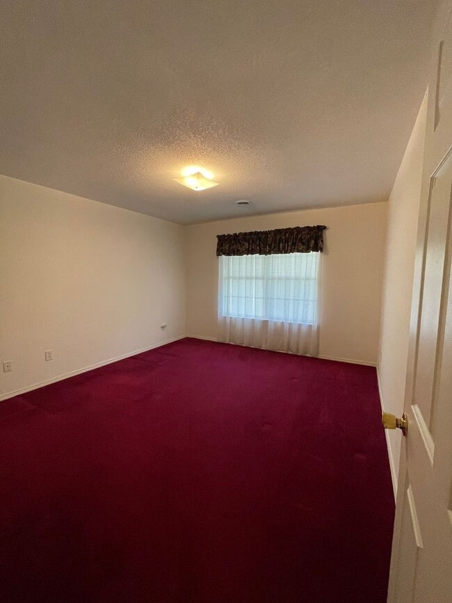 Building Photo - Maryville 37801 - 2 bedroom, 2 bath condo with a 1-car garage & sunroom - Call Tom Parry (865) 60...