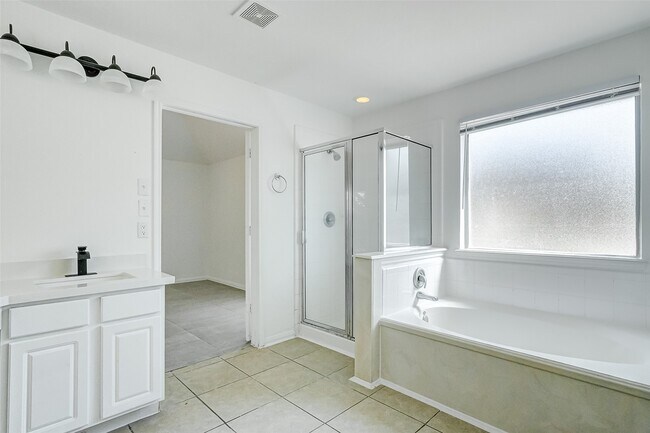 Building Photo - 15806 Land View Dr