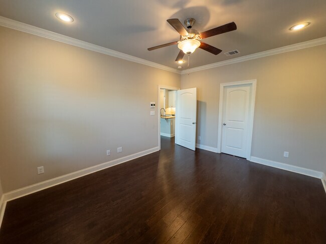Building Photo - 2167 Shadowbrook Dr