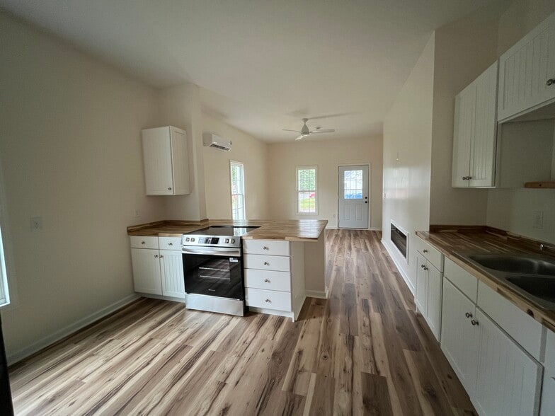 Open-concept great room - 900 Elm St