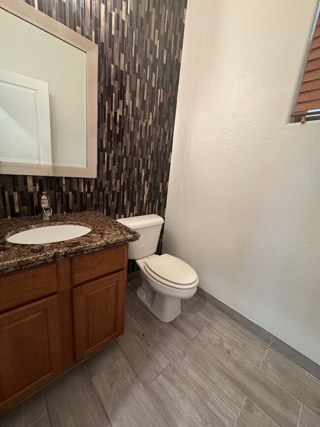 Building Photo - 4 BEDROOM HOME IN POWER RANCH