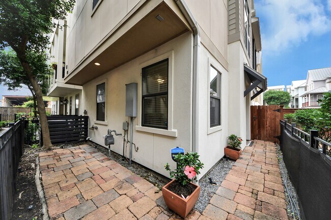 Building Photo - 3229 Maxroy St