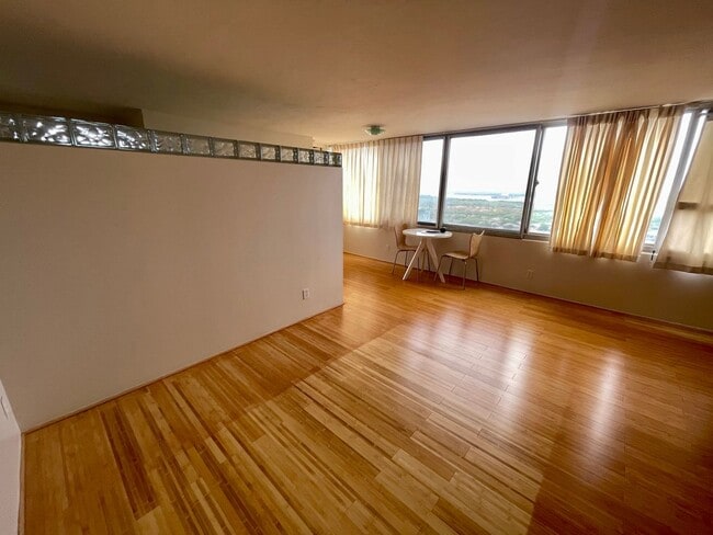 Building Photo - 1 Bedroom/1Bathroom/1Parking Unit Available Soon in Century Park Plaza!