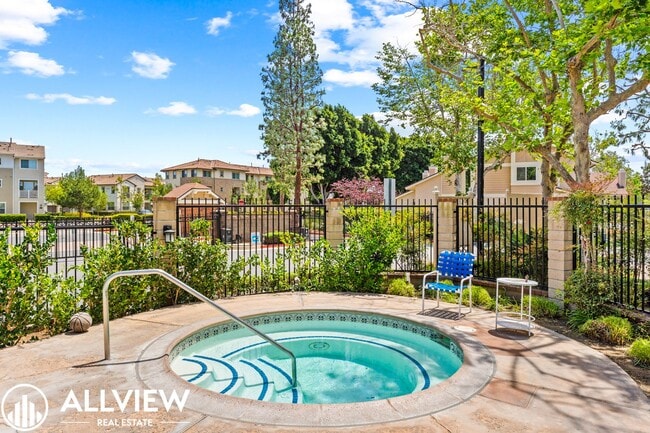 Building Photo - Updated 2 Bed, 1.5 Bath Condo in Gated Crosspointe Village
