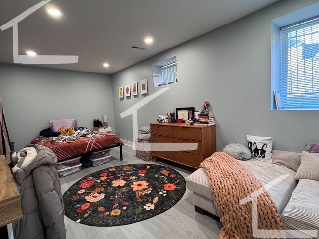 Building Photo - Brand new modern comfortable unit located right next to Washington Square for 9/1/26