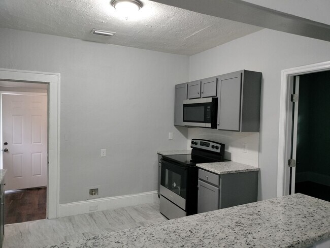 Building Photo - Discover Your Perfect 3 Bedroom 2 Bath Ren...