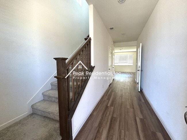 Building Photo - Beautiful Newer Folsom 4bd/2.5ba in Gated Community!