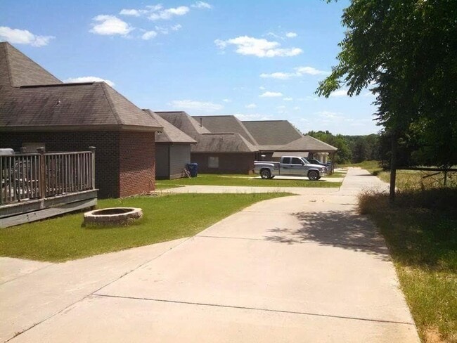 Building Photo - Charming 3 Bedroom 2 bath cottage