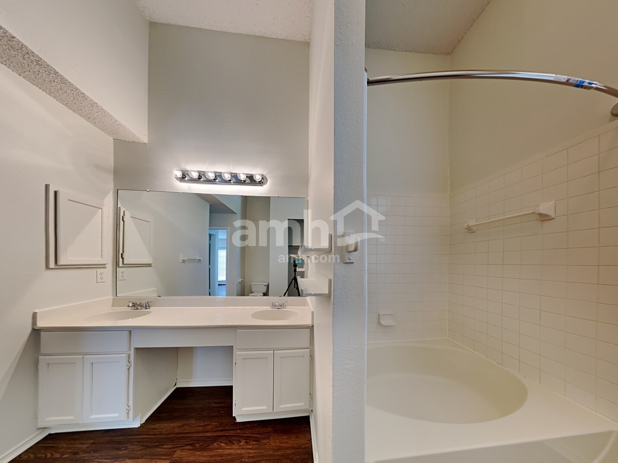 Building Photo - 830 Greenridge Dr