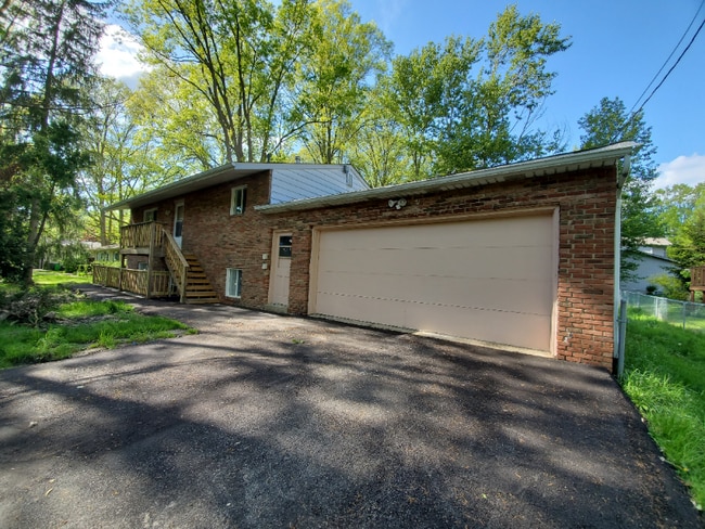 Building Photo - 2083 Maplewood Rd