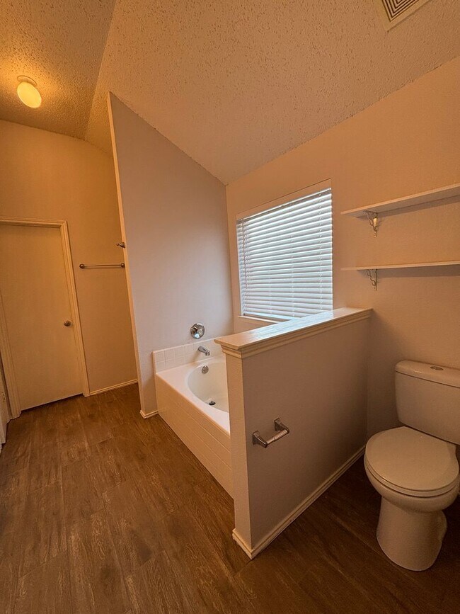 Building Photo - 813 Sage Cir