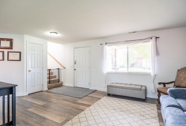 Building Photo - Large 4 Bedroom 2 Bathroom Pet Friendly Home