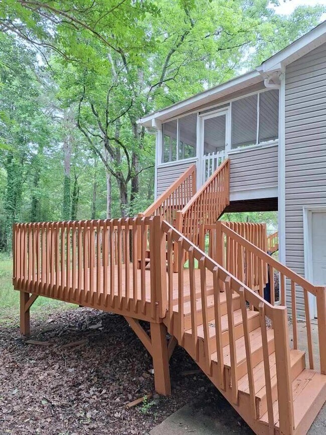 Building Photo - Large 3 Bedroom 2 Bath Ranch with Basement...