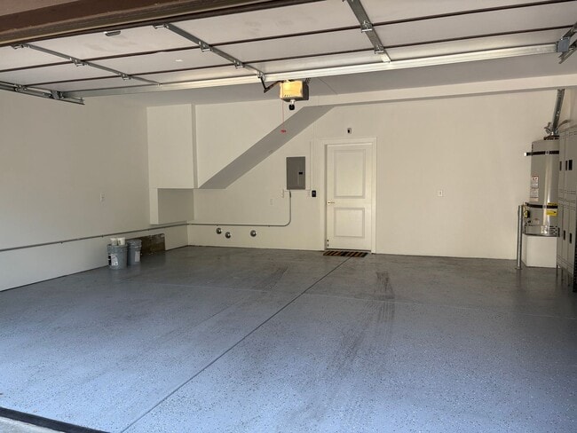Building Photo - Luxury 3+3 Townhome in prestigious Crescen...