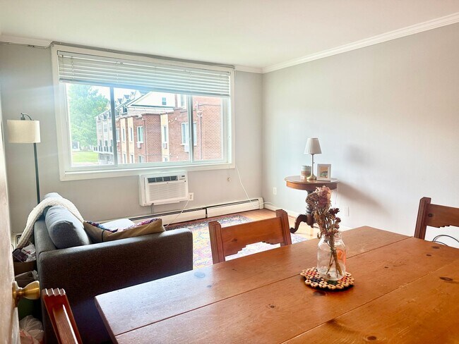 Building Photo - 1 Bed 1 Bath!  Pets Welcome!  Parking!