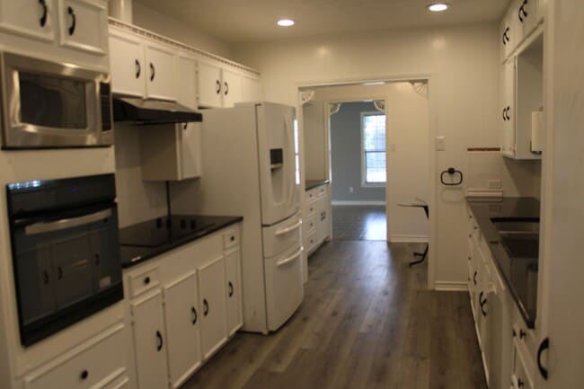 Building Photo - 3 Bedrom 2 bath with a 1 car garage