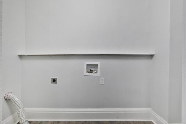 Building Photo - 628 E Whittier St
